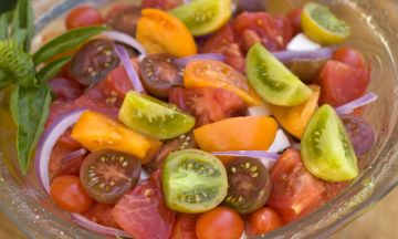 Salade de tomates du marché à l'échalote